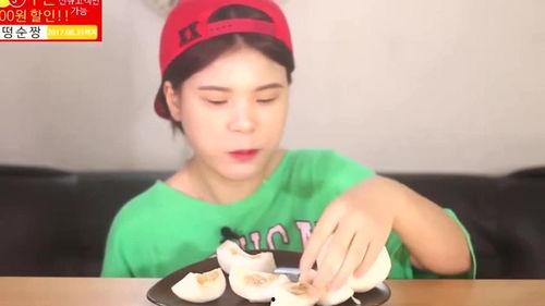 萌妹子比赛吃瓜,瓜果飘香，谁将笑到最后？