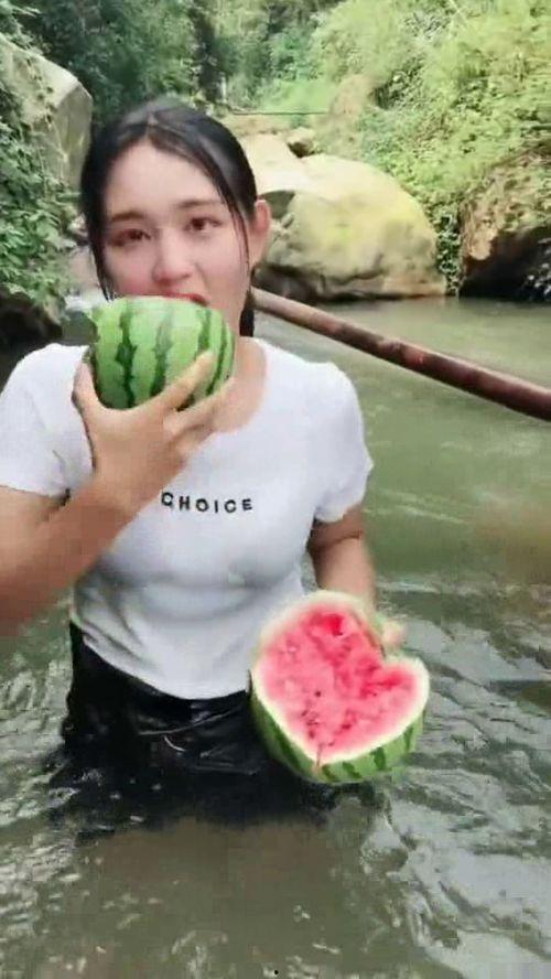 萌妹子比赛吃瓜,瓜果飘香，谁将笑到最后？