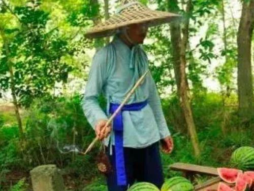 武生院吃瓜长椅,校园一景，见证青春闲谈时光